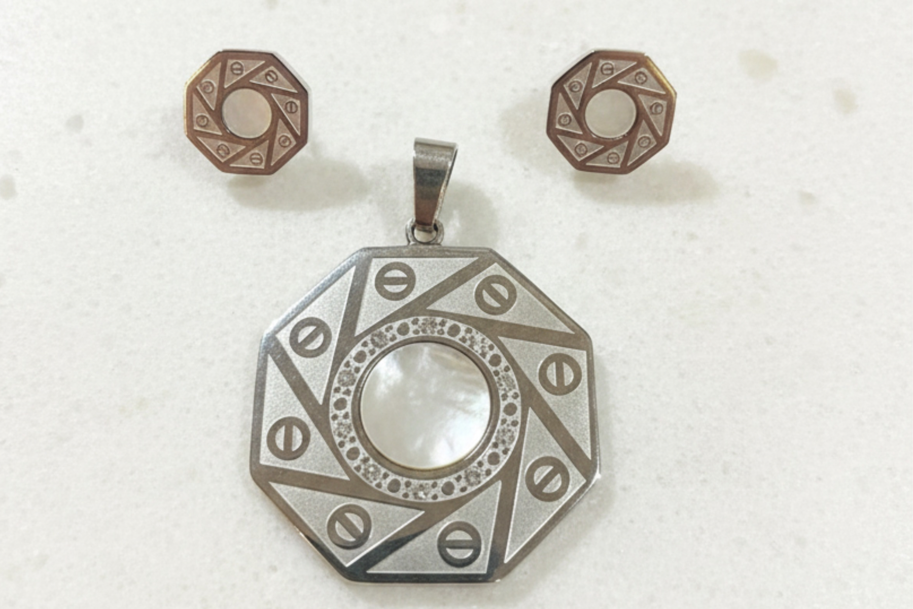 Balance – Set de Dije y Pantallas