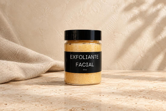 Exfoliante facial sobre fondo boho